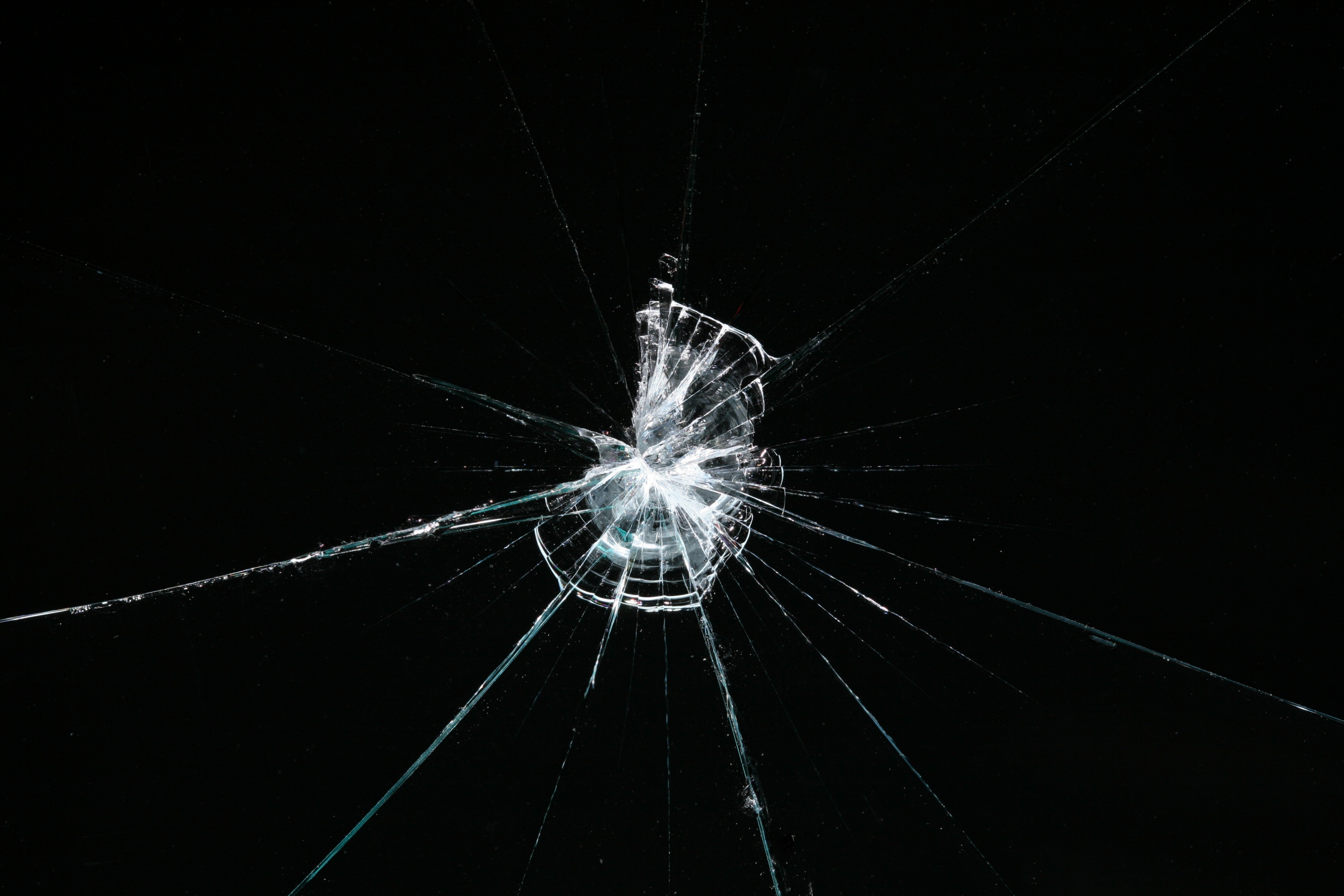Стеклянные трещины. Трещина на стекле. Треснувшее стекло. Текстура разбитого стекла. Трещина на экране.