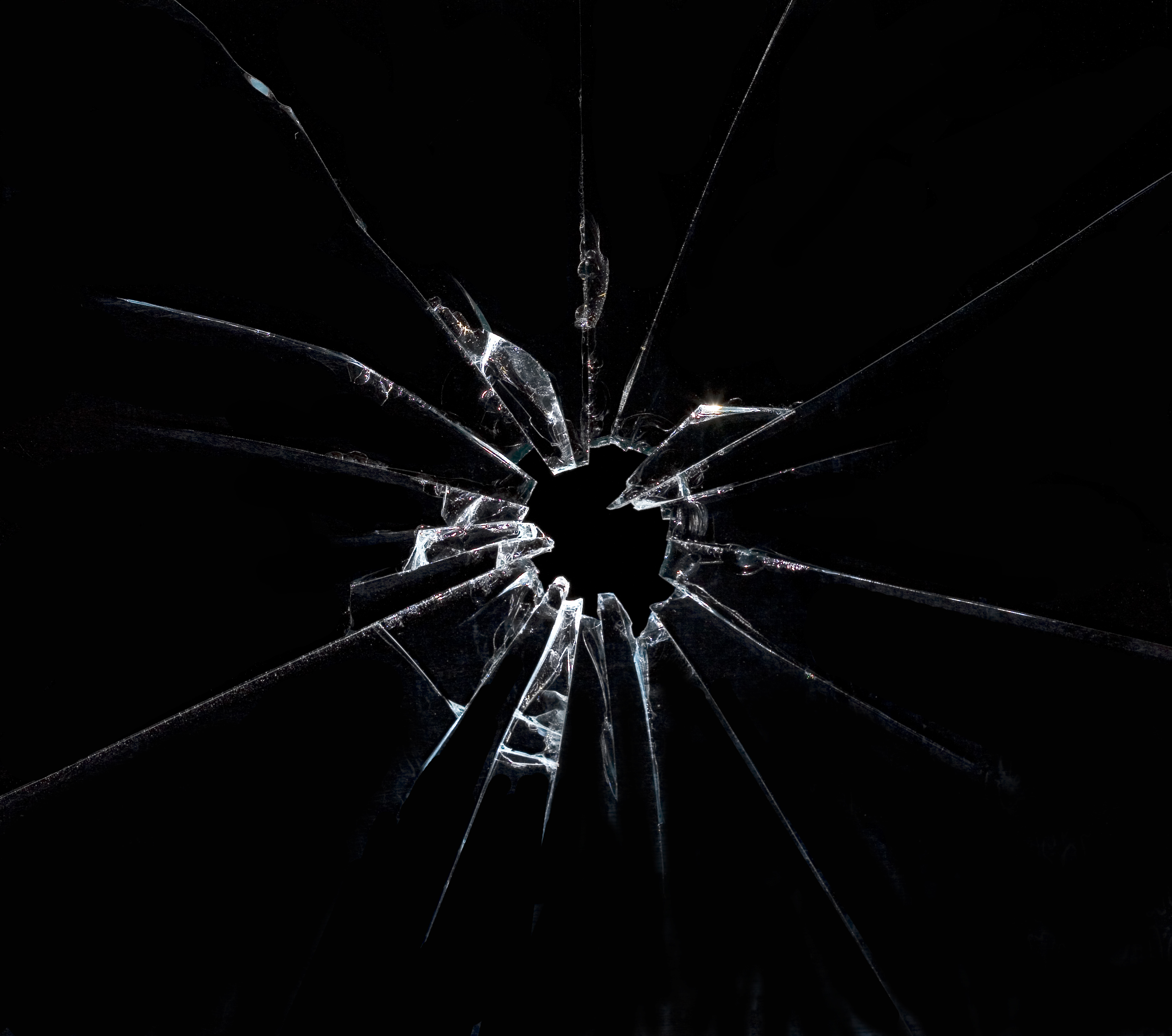 Темно трещина. Трещина на стекле. Треснувшее стекло. Трещины разбитого стекла. Эффект разбитого стекла.